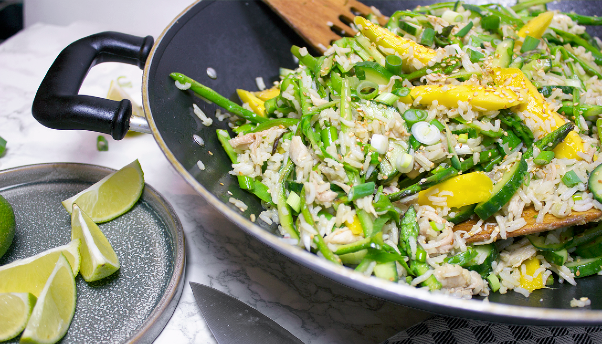 RIJSTSALADE MET GEPOCHEERDE KIP, ASPERGES & MANGO