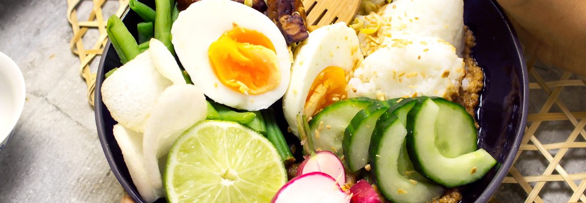 GADO GADO: GROENTENSALADE MET PINDASAUS EN TEMPEH